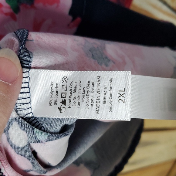 LulaRoe June Top In A Navy Blue And Pink Floral Print, Peplum Size 2X(20-22) - Picture 6 of 7